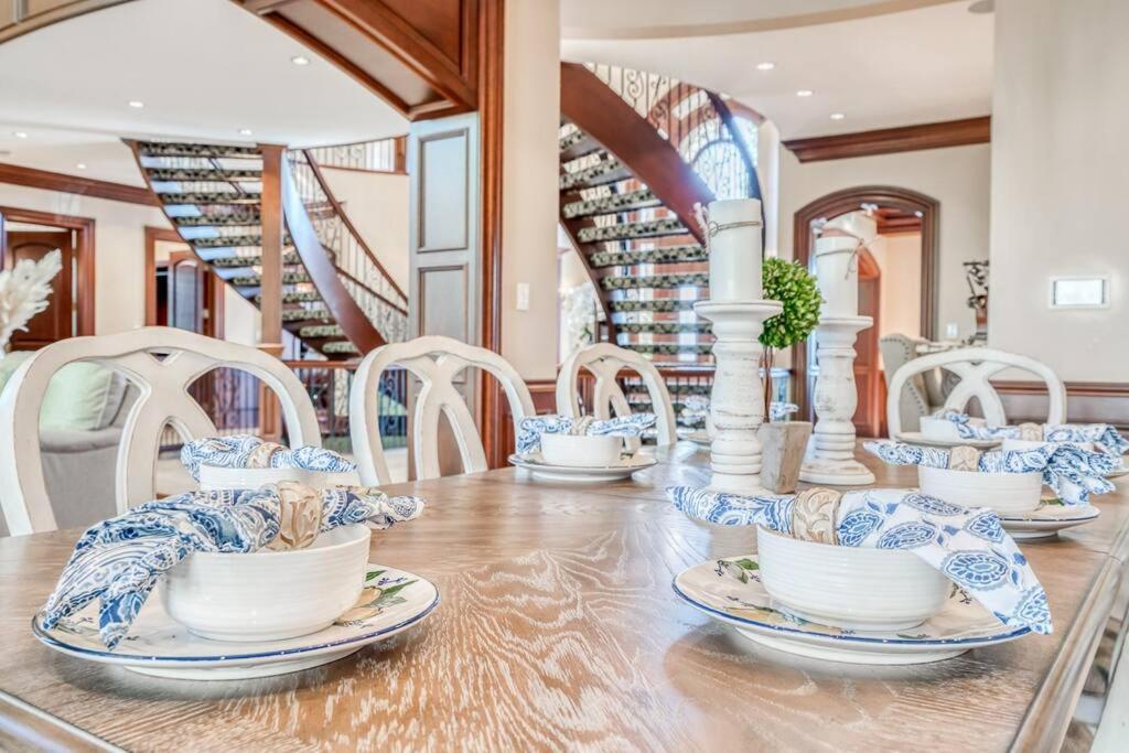 YYC French Chateau W/Swim Spa & Theatre: 11,700 Sqft المظهر الخارجي الصورة