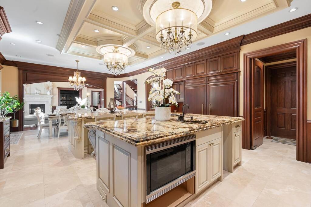 YYC French Chateau W/Swim Spa & Theatre: 11,700 Sqft المظهر الخارجي الصورة