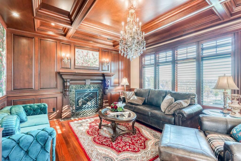 YYC French Chateau W/Swim Spa & Theatre: 11,700 Sqft المظهر الخارجي الصورة