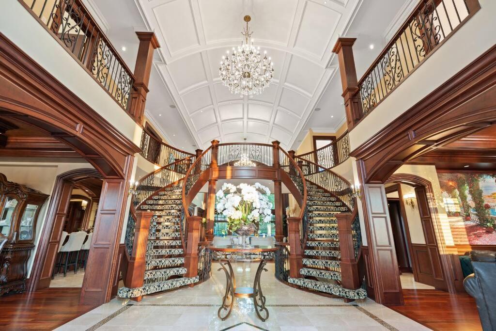 YYC French Chateau W/Swim Spa & Theatre: 11,700 Sqft المظهر الخارجي الصورة