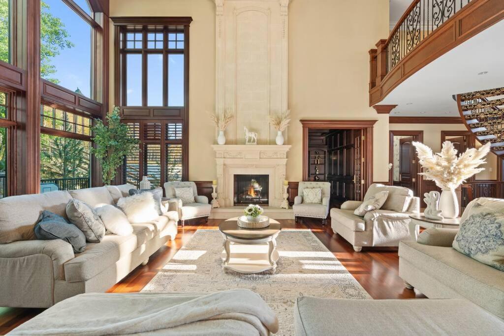 YYC French Chateau W/Swim Spa & Theatre: 11,700 Sqft المظهر الخارجي الصورة