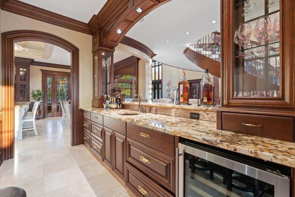 YYC French Chateau W/Swim Spa & Theatre: 11,700 Sqft المظهر الخارجي الصورة