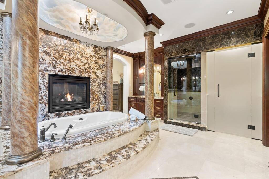 YYC French Chateau W/Swim Spa & Theatre: 11,700 Sqft المظهر الخارجي الصورة