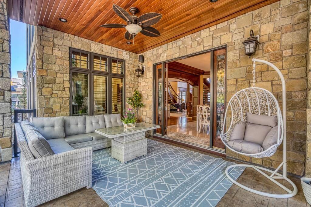 YYC French Chateau W/Swim Spa & Theatre: 11,700 Sqft المظهر الخارجي الصورة
