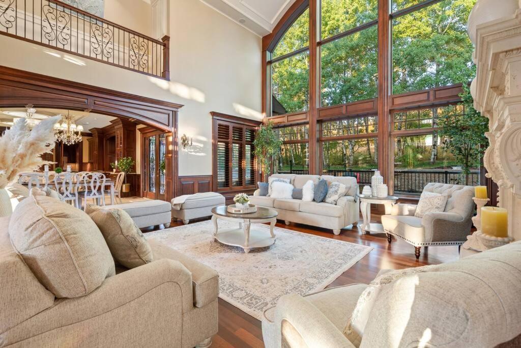 YYC French Chateau W/Swim Spa & Theatre: 11,700 Sqft المظهر الخارجي الصورة