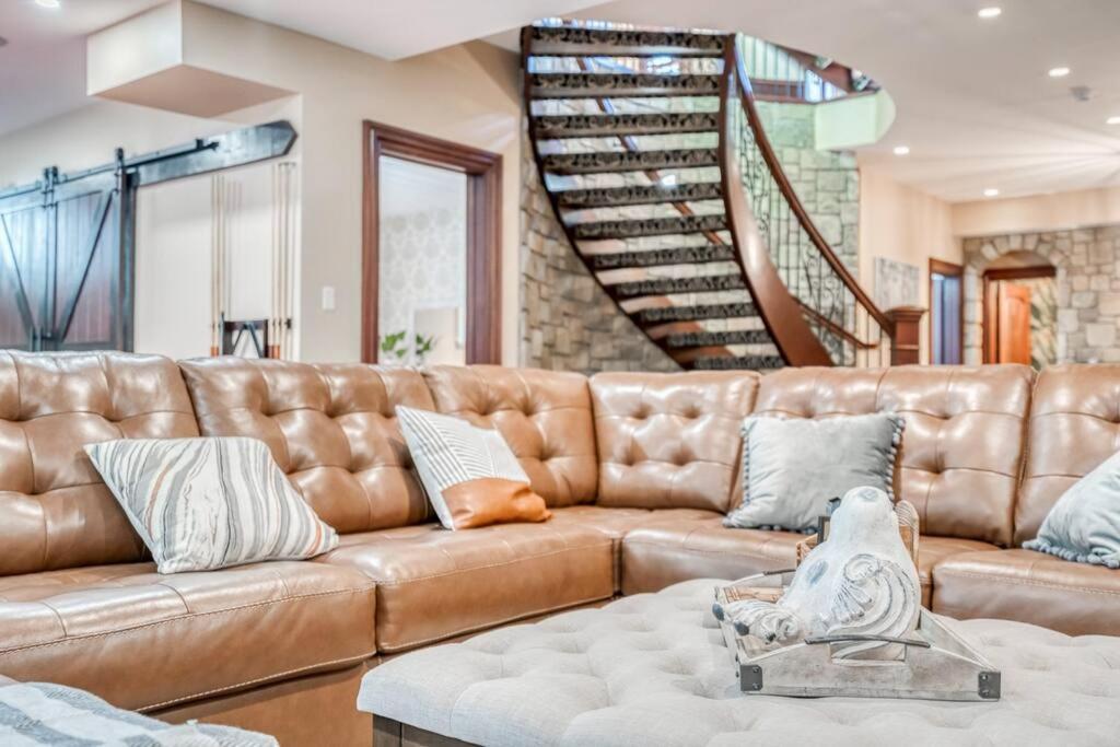 YYC French Chateau W/Swim Spa & Theatre: 11,700 Sqft المظهر الخارجي الصورة