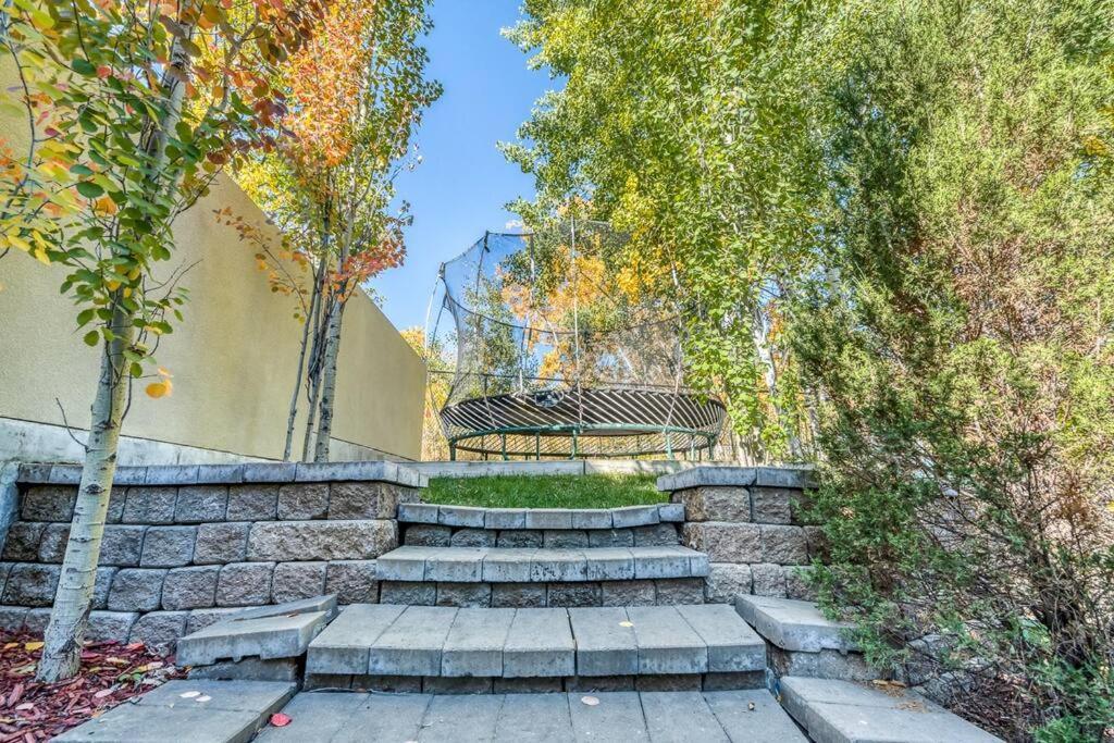 YYC French Chateau W/Swim Spa & Theatre: 11,700 Sqft المظهر الخارجي الصورة