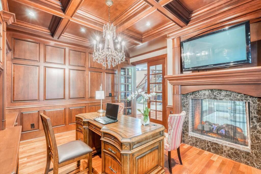 YYC French Chateau W/Swim Spa & Theatre: 11,700 Sqft المظهر الخارجي الصورة