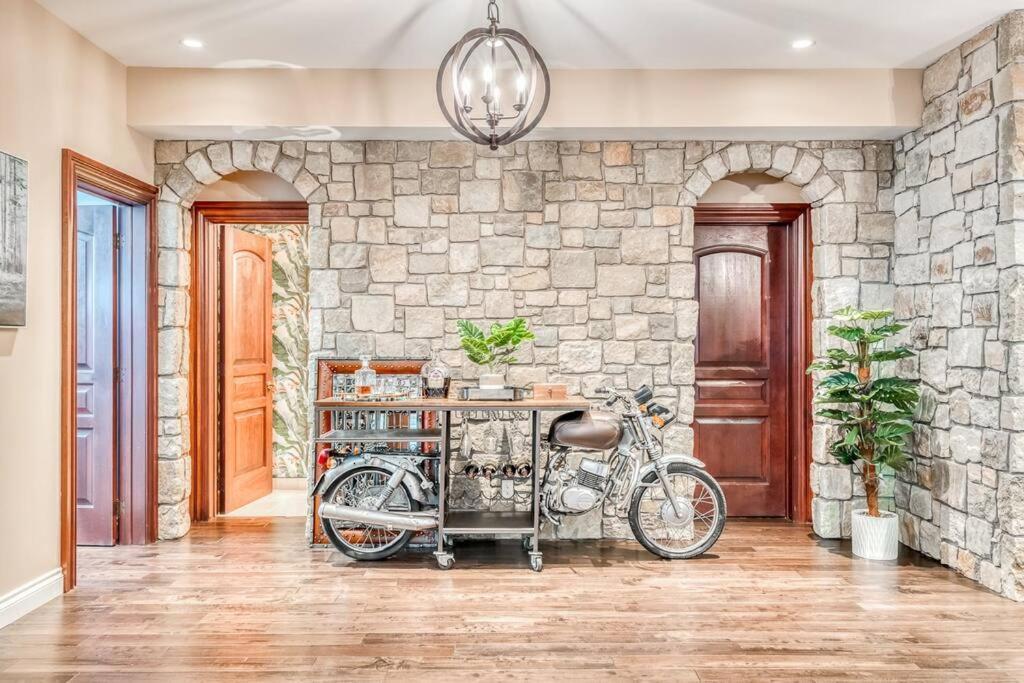 YYC French Chateau W/Swim Spa & Theatre: 11,700 Sqft المظهر الخارجي الصورة