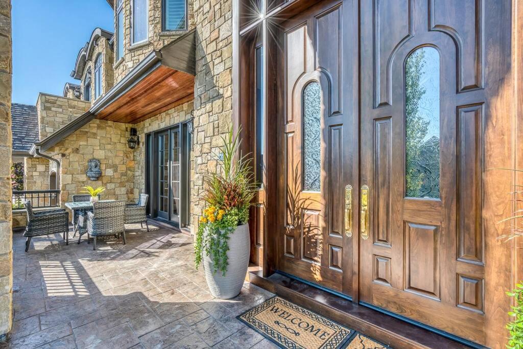 YYC French Chateau W/Swim Spa & Theatre: 11,700 Sqft المظهر الخارجي الصورة