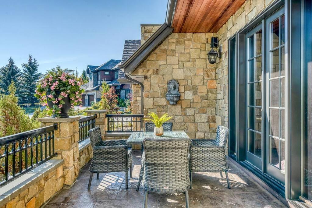 YYC French Chateau W/Swim Spa & Theatre: 11,700 Sqft المظهر الخارجي الصورة