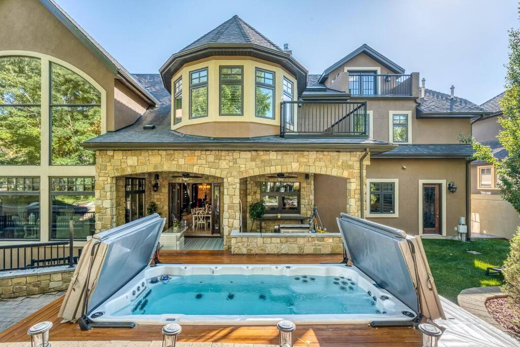YYC French Chateau W/Swim Spa & Theatre: 11,700 Sqft المظهر الخارجي الصورة