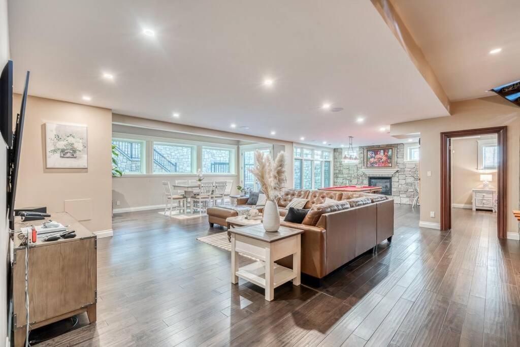 YYC French Chateau W/Swim Spa & Theatre: 11,700 Sqft المظهر الخارجي الصورة