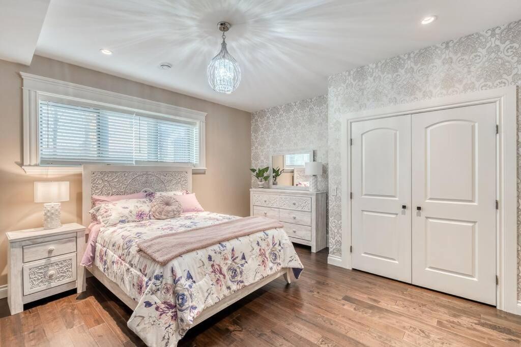 YYC French Chateau W/Swim Spa & Theatre: 11,700 Sqft المظهر الخارجي الصورة