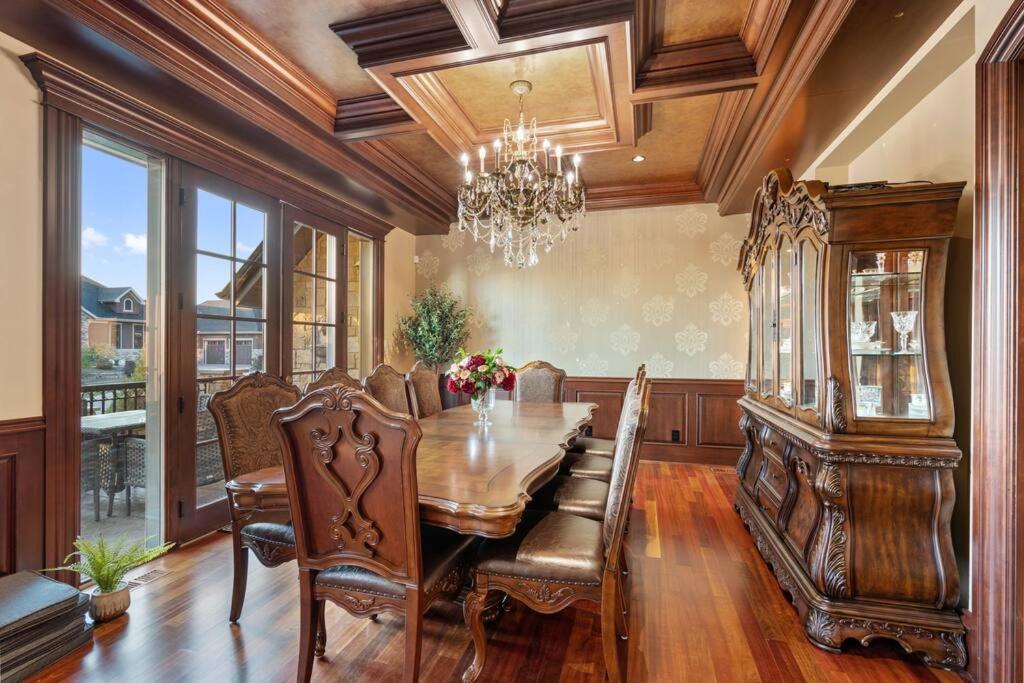 YYC French Chateau W/Swim Spa & Theatre: 11,700 Sqft المظهر الخارجي الصورة