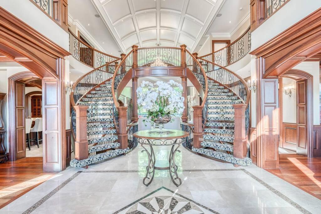 YYC French Chateau W/Swim Spa & Theatre: 11,700 Sqft المظهر الخارجي الصورة